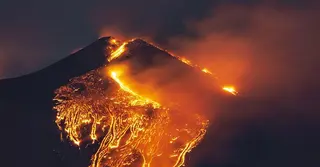 জেগে উঠেছে ইউরোপের সবচেয়ে সক্রিয় আগ্নেয়গিরি ‘মাউন্ট এটনা’